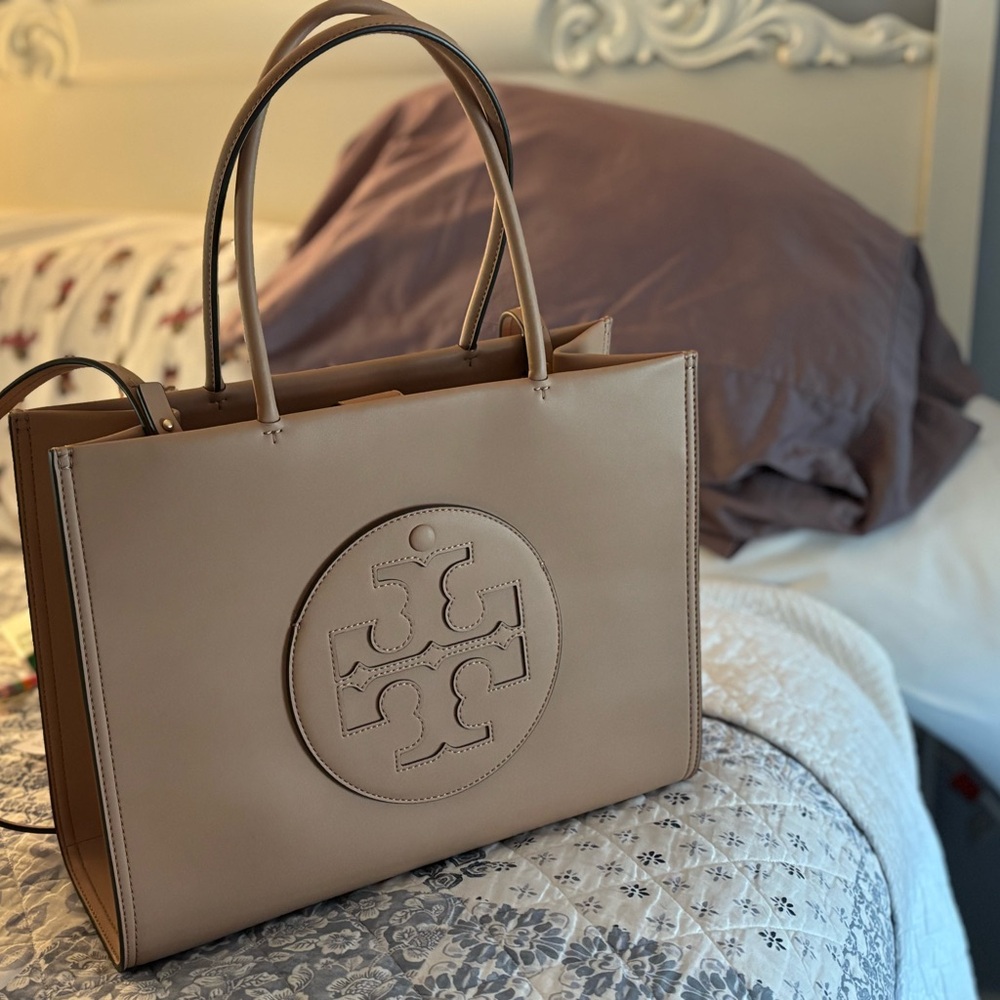 Authentic and used once - Tory Burch leather Tan Bag with Logo Medallion